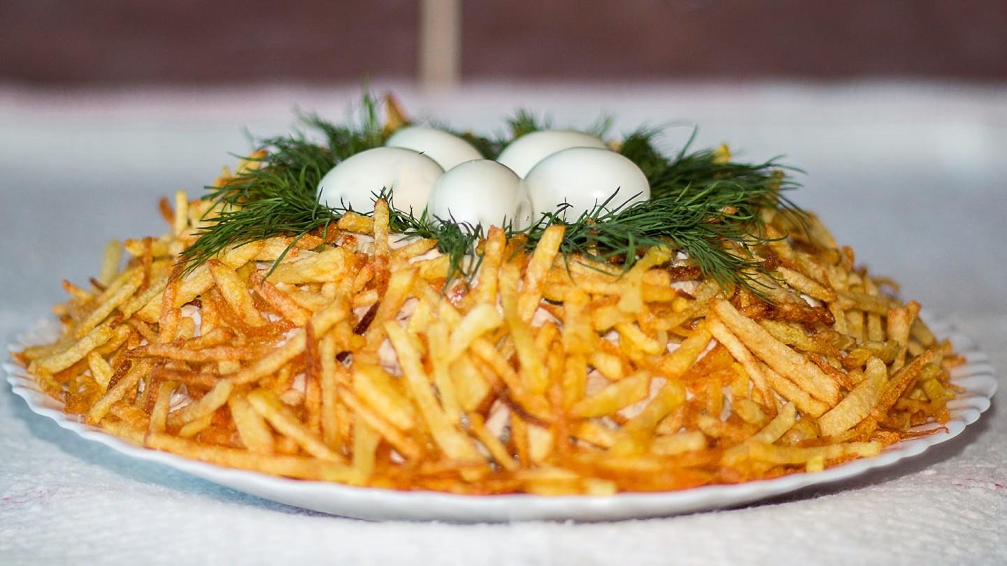 Обложка рецепта Салат Гнездо глухаря с маринованными огурцами