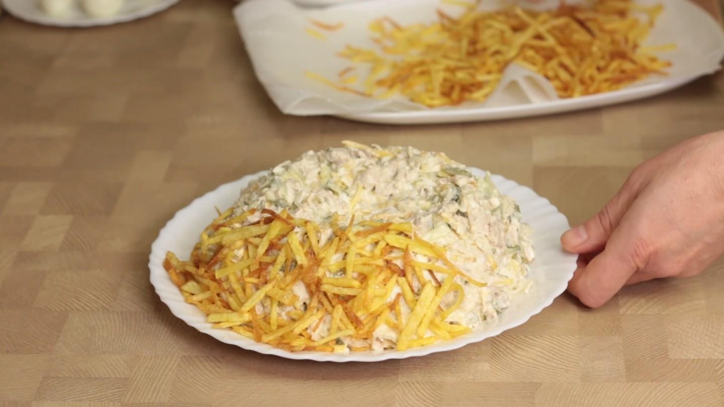 Шаг 14 приготовления Салат Гнездо глухаря с маринованными огурцами