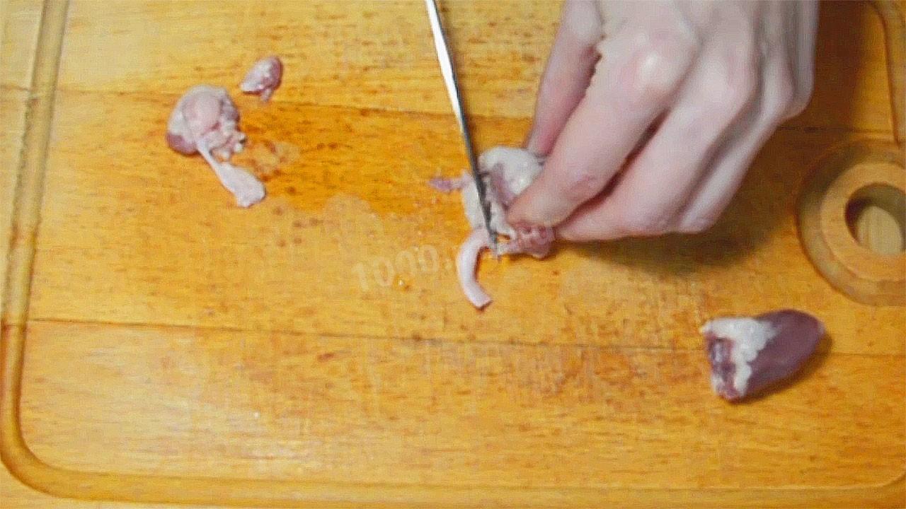 Шаг 1 приготовления Салат с куриными сердечками, грибами, огурцами и сыром