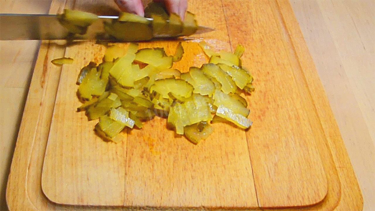 Шаг 12 приготовления Салат с куриными сердечками, грибами, огурцами и сыром
