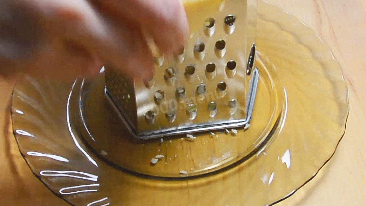 Шаг 13 приготовления Салат с куриными сердечками, грибами, огурцами и сыром