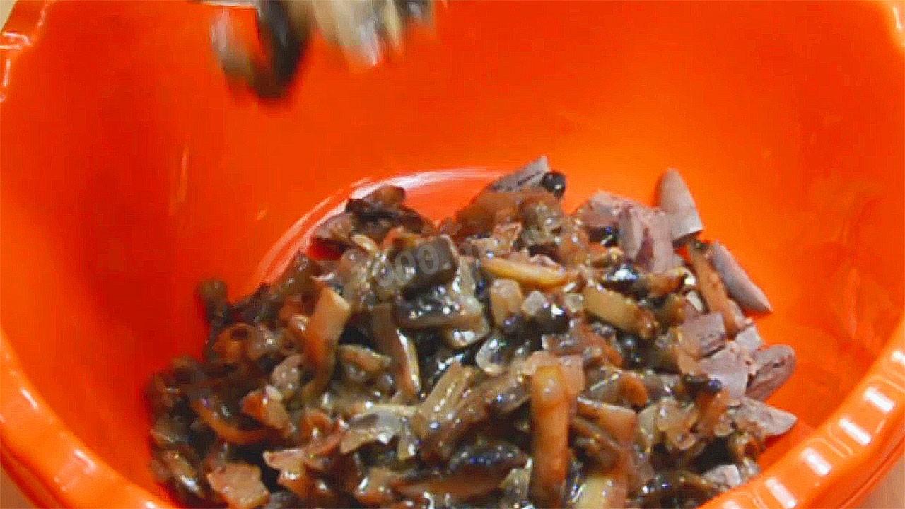 Шаг 15 приготовления Салат с куриными сердечками, грибами, огурцами и сыром