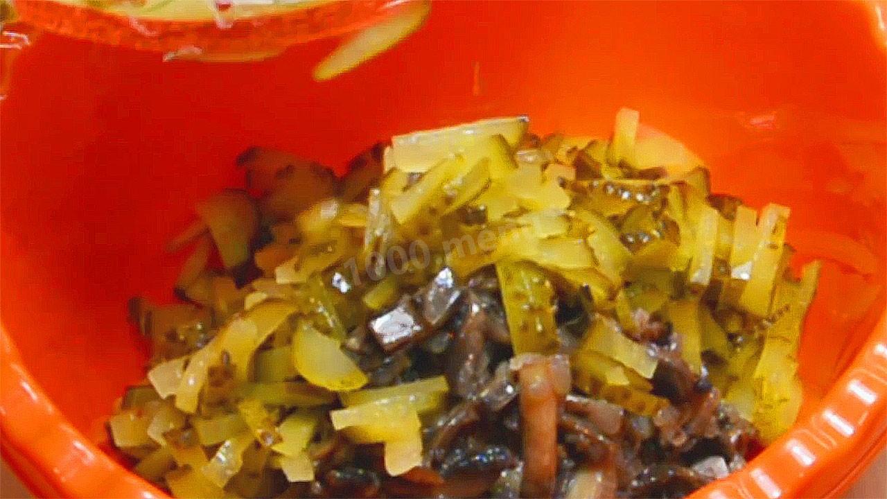 Шаг 16 приготовления Салат с куриными сердечками, грибами, огурцами и сыром