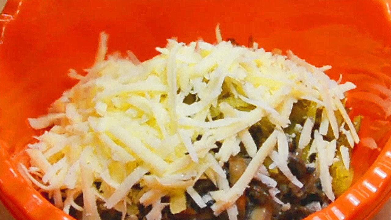 Шаг 17 приготовления Салат с куриными сердечками, грибами, огурцами и сыром