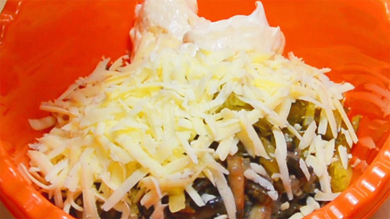 Шаг 18 приготовления Салат с куриными сердечками, грибами, огурцами и сыром