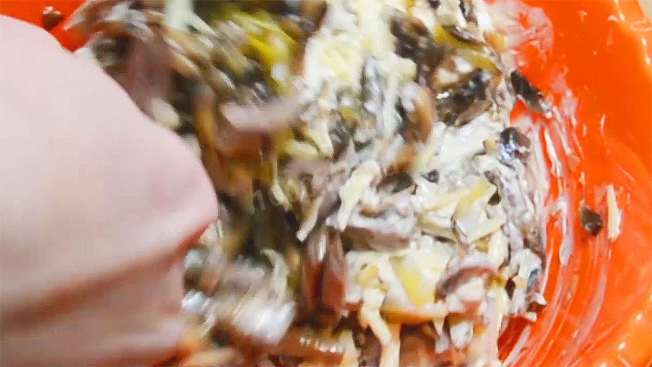 Шаг 19 приготовления Салат с куриными сердечками, грибами, огурцами и сыром