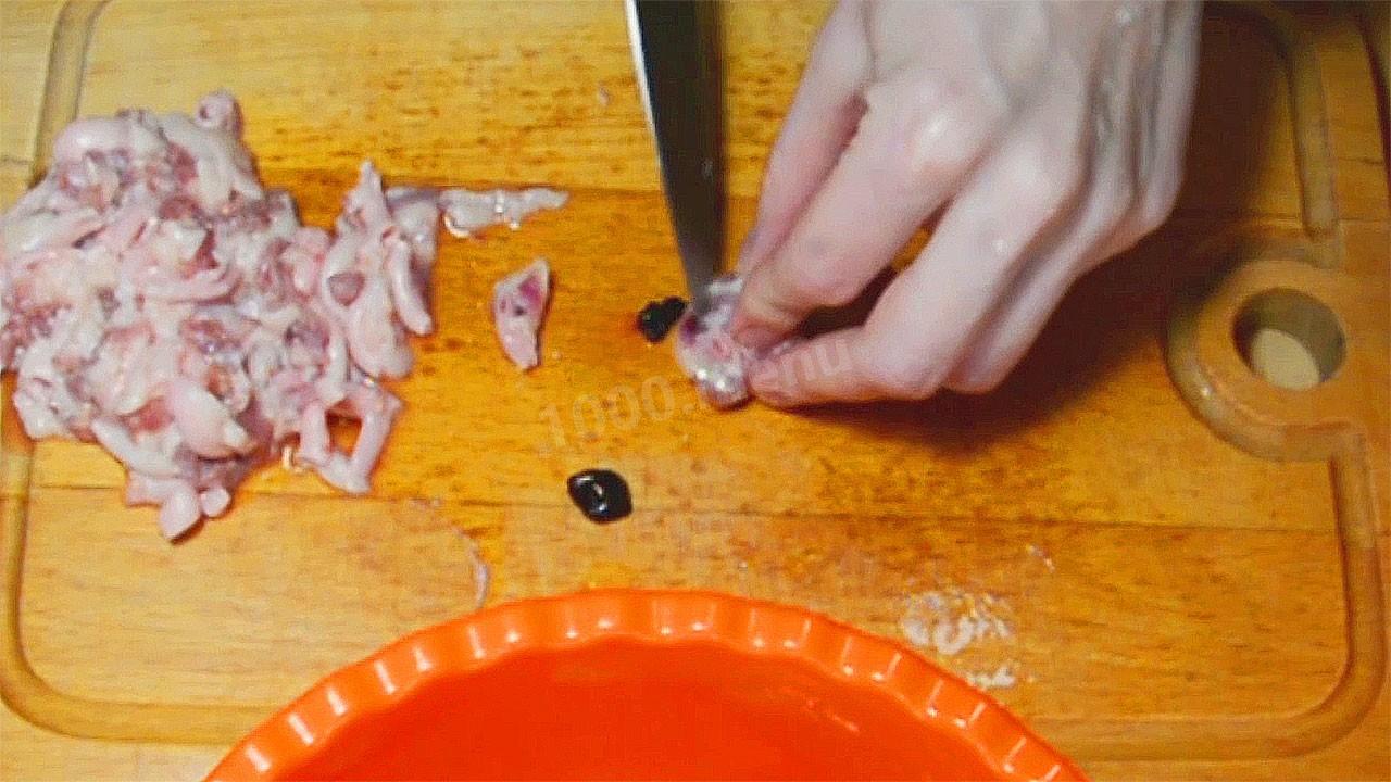 Шаг 2 приготовления Салат с куриными сердечками, грибами, огурцами и сыром