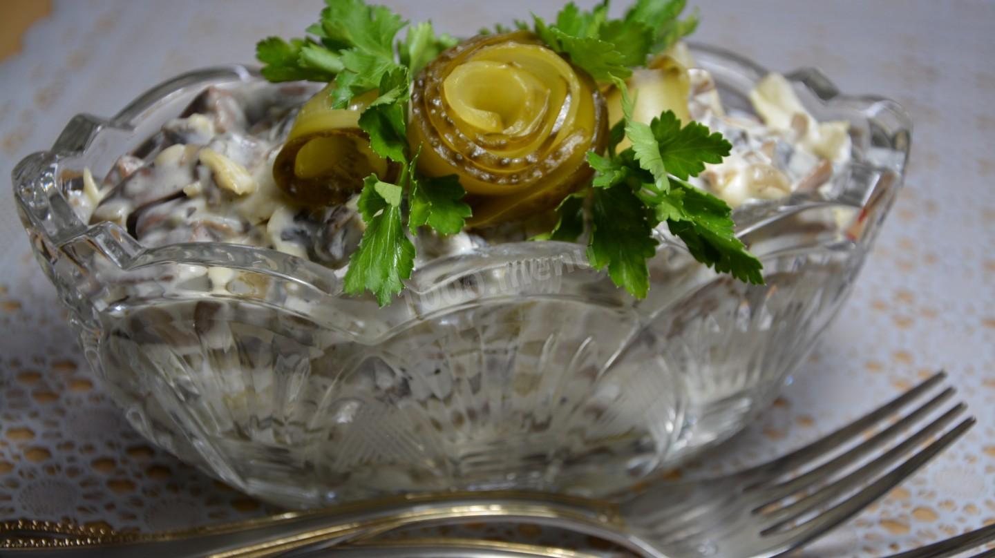 Шаг 20 приготовления Салат с куриными сердечками, грибами, огурцами и сыром