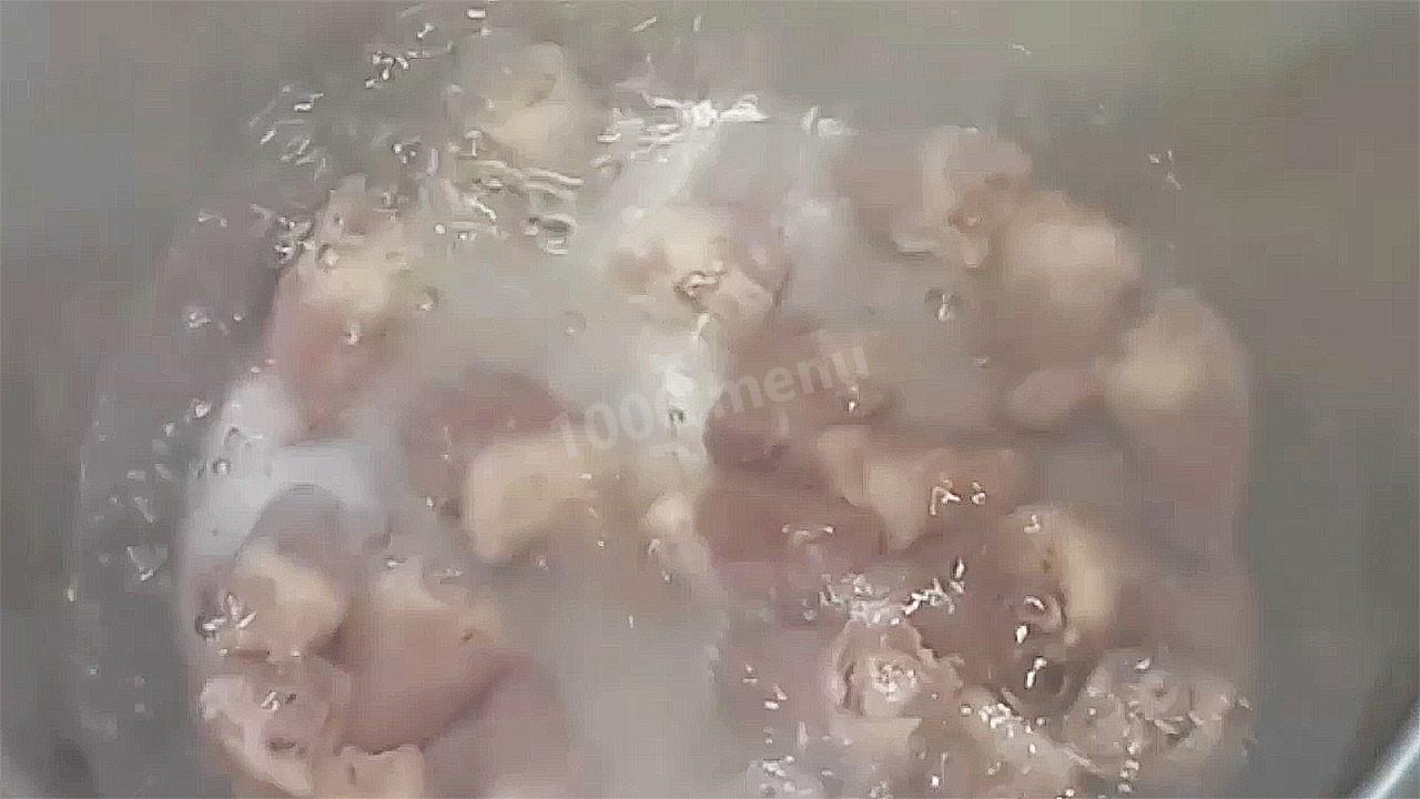 Шаг 3 приготовления Салат с куриными сердечками, грибами, огурцами и сыром