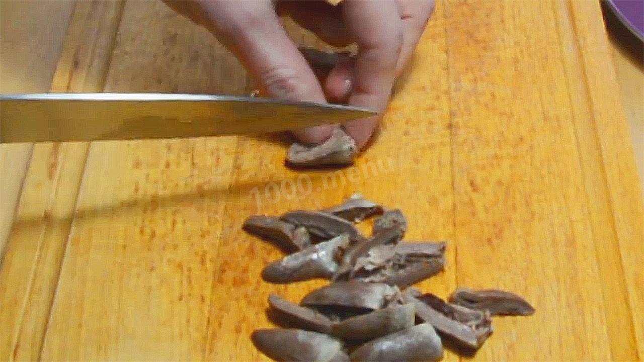 Шаг 5 приготовления Салат с куриными сердечками, грибами, огурцами и сыром