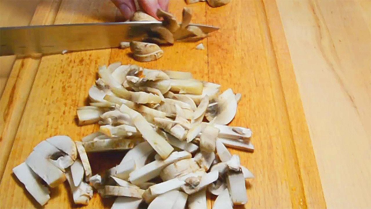 Шаг 6 приготовления Салат с куриными сердечками, грибами, огурцами и сыром