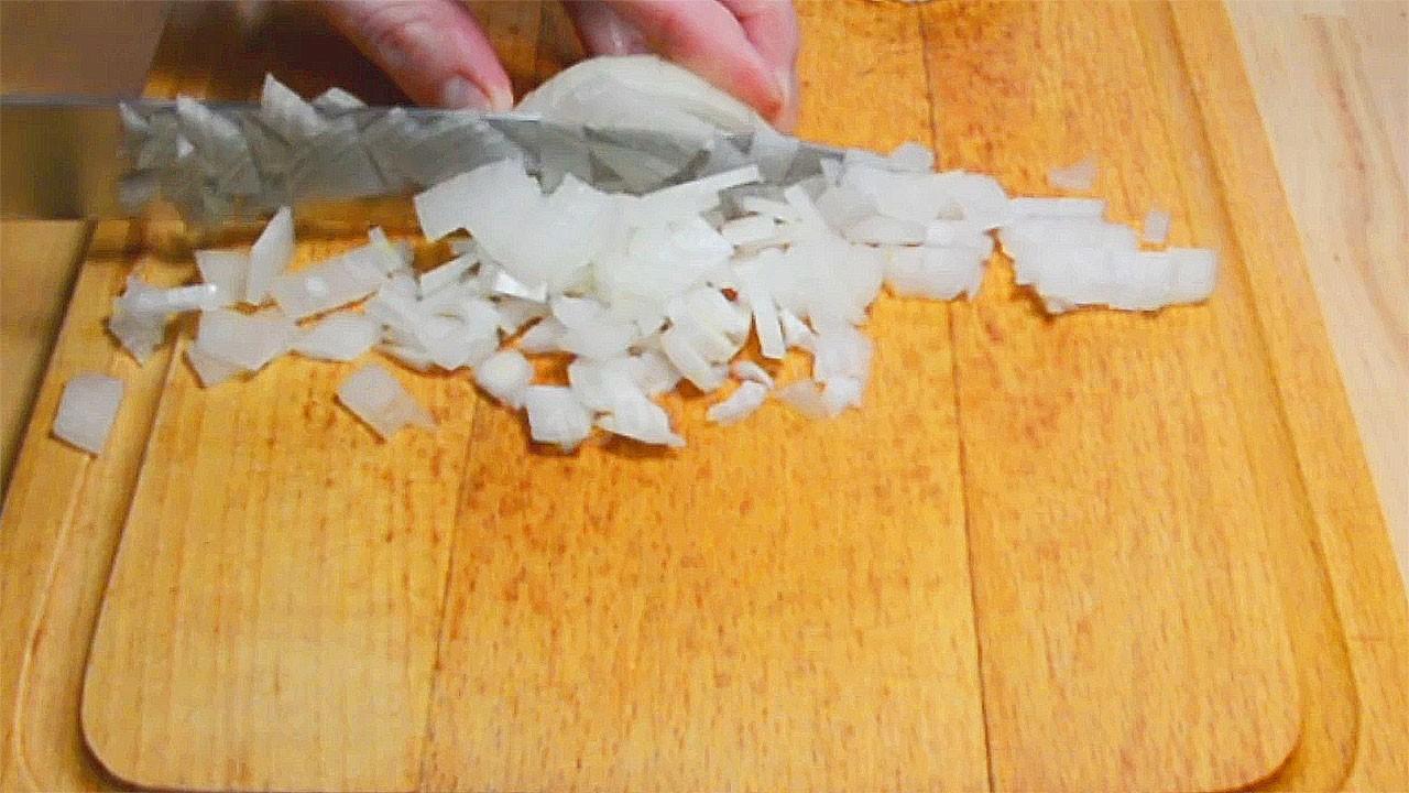 Шаг 7 приготовления Салат с куриными сердечками, грибами, огурцами и сыром