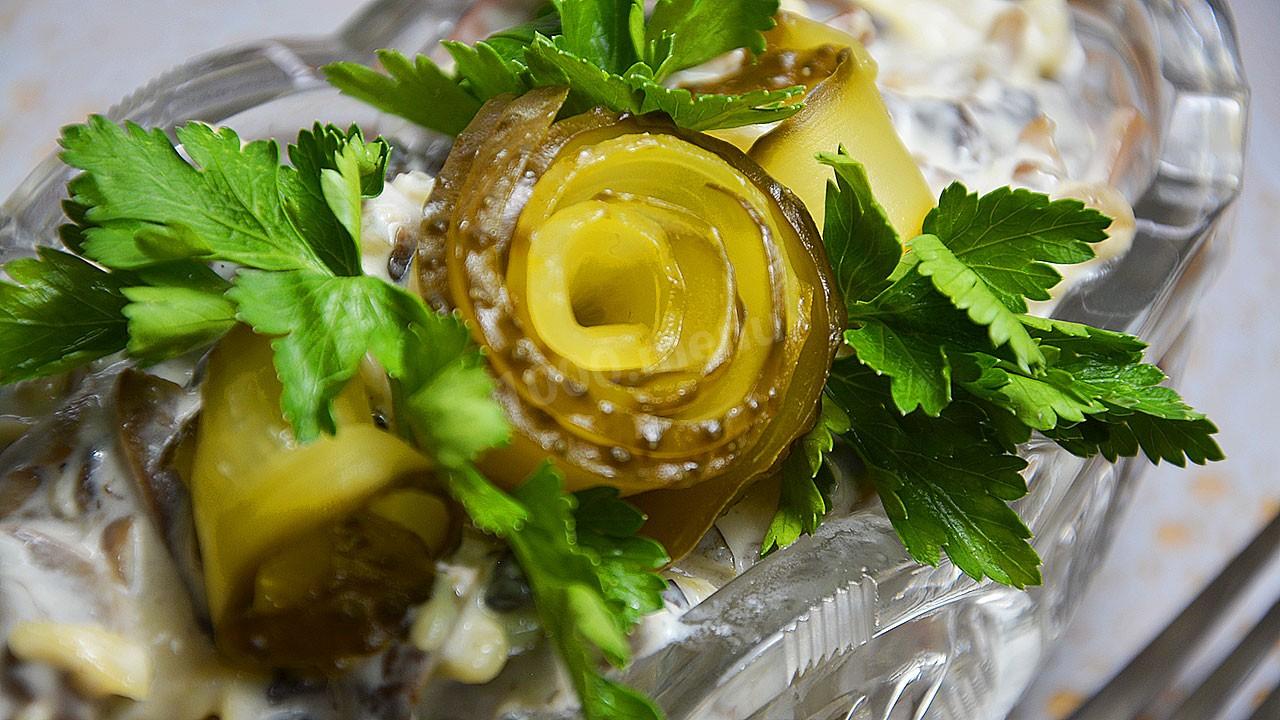 Обложка рецепта Салат с куриными сердечками, грибами, огурцами и сыром