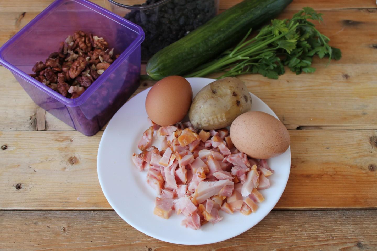 Шаг 1 приготовления Салат с копченой курицей и черносливом слоями