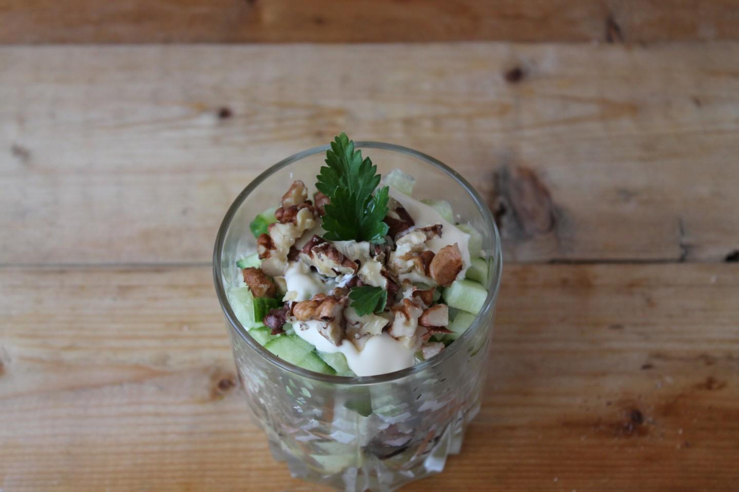 Шаг 10 приготовления Салат с копченой курицей и черносливом слоями
