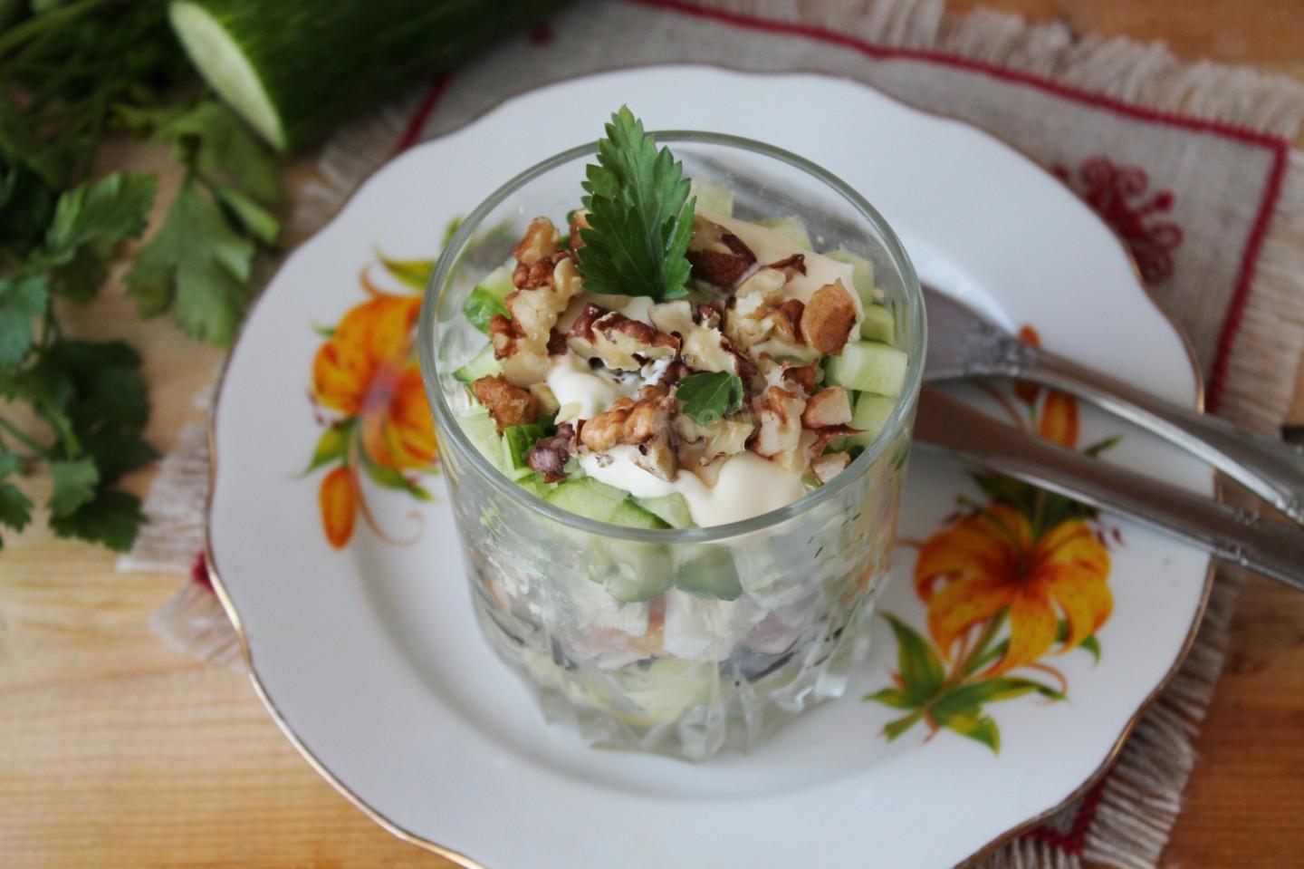 Шаг 11 приготовления Салат с копченой курицей и черносливом слоями