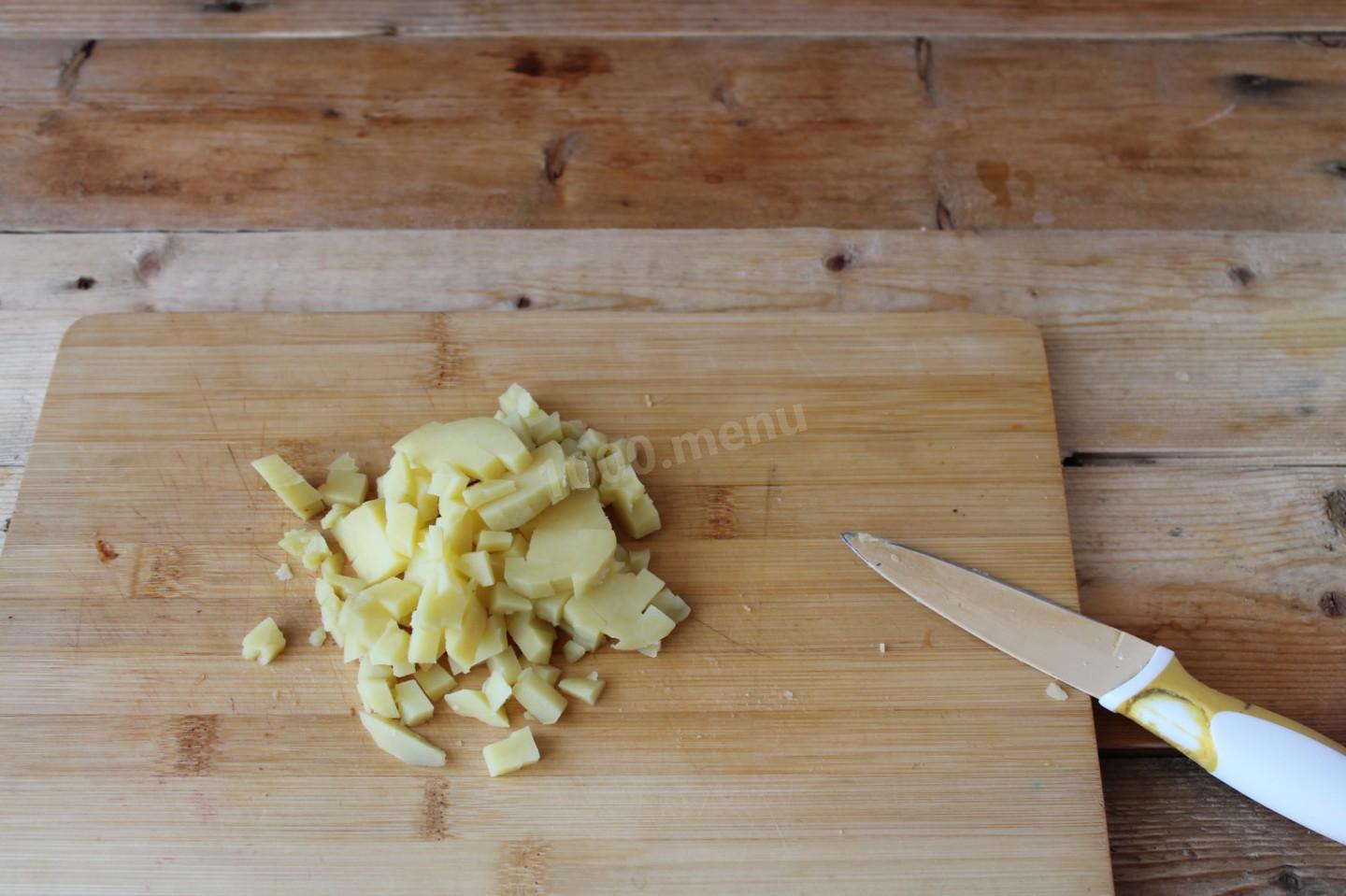 Шаг 3 приготовления Салат с копченой курицей и черносливом слоями