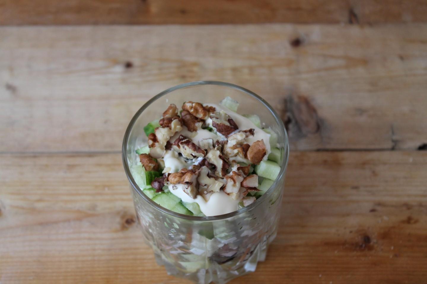 Шаг 9 приготовления Салат с копченой курицей и черносливом слоями