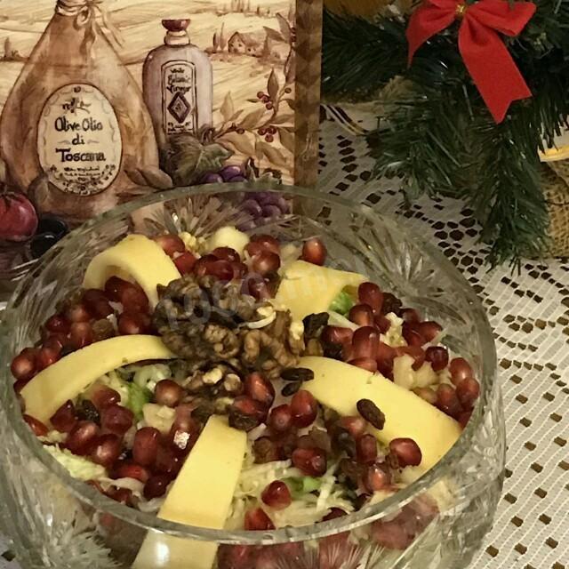Обложка рецепта Салат с капустой, яблоком, орехами