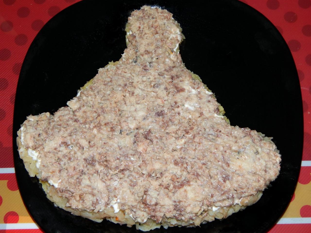 Шаг 4 приготовления Салат Шапка Деда Мороза