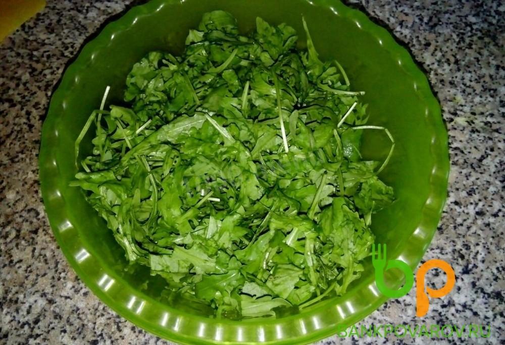 Шаг 1 приготовления Салат Хрумка с рукколой и хурмой