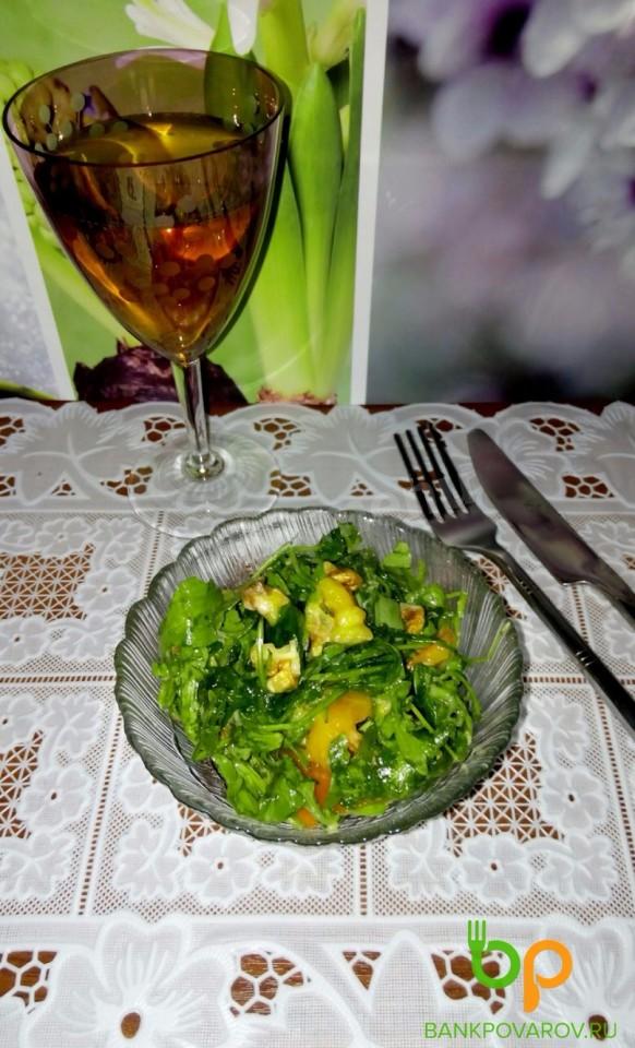 Шаг 4 приготовления Салат Хрумка с рукколой и хурмой