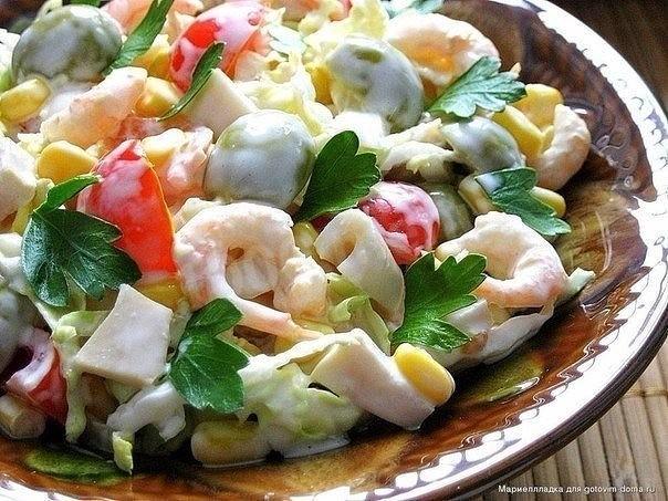 Обложка рецепта Салат с креветками, кальмарами, оливками и кукурузой