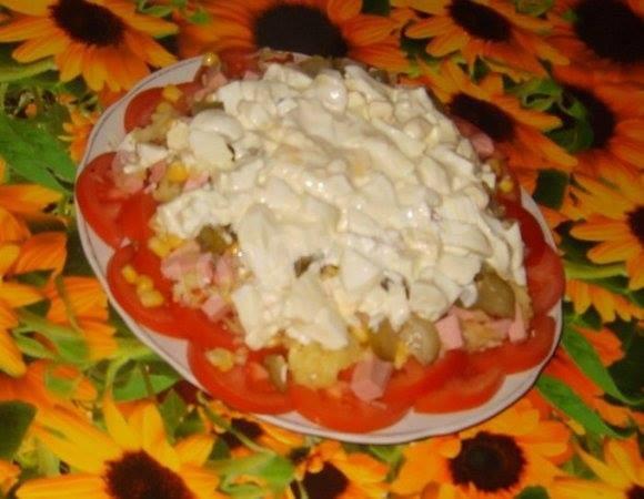 Обложка рецепта Салат слоями с помидорами и колбасой