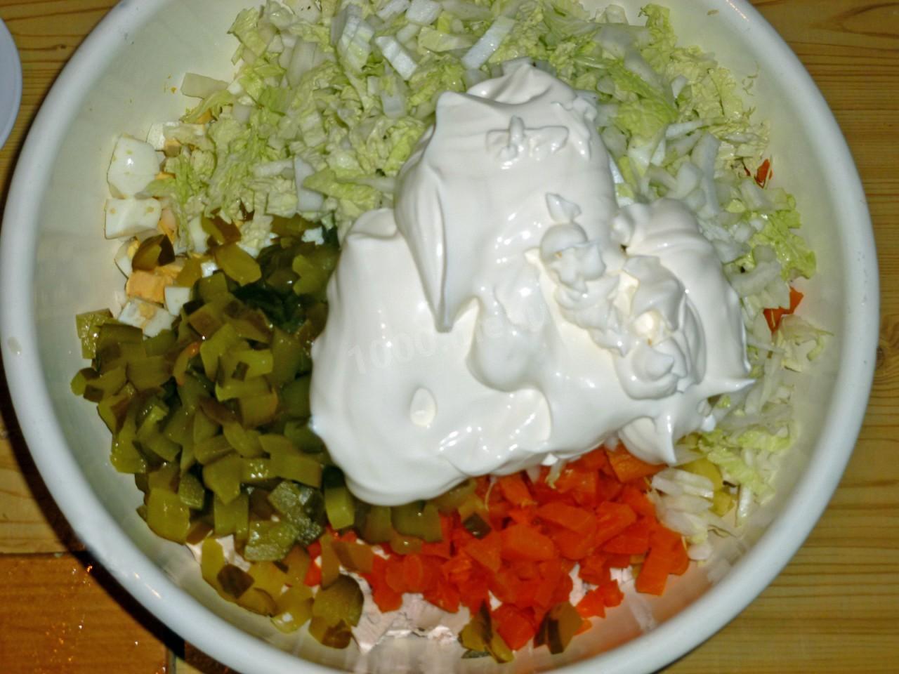 Шаг 14 приготовления Салат с пекинской капустой и куриной грудкой и сельдереем