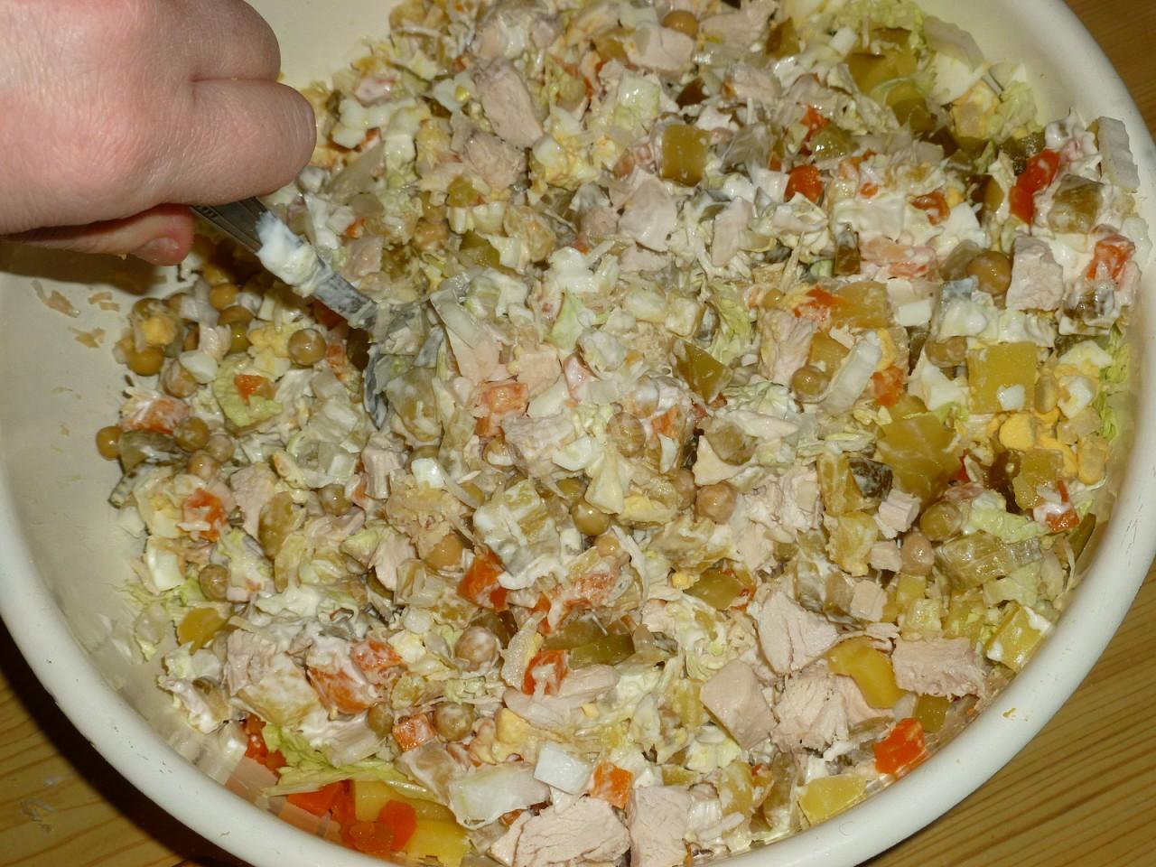 Шаг 15 приготовления Салат с пекинской капустой и куриной грудкой и сельдереем