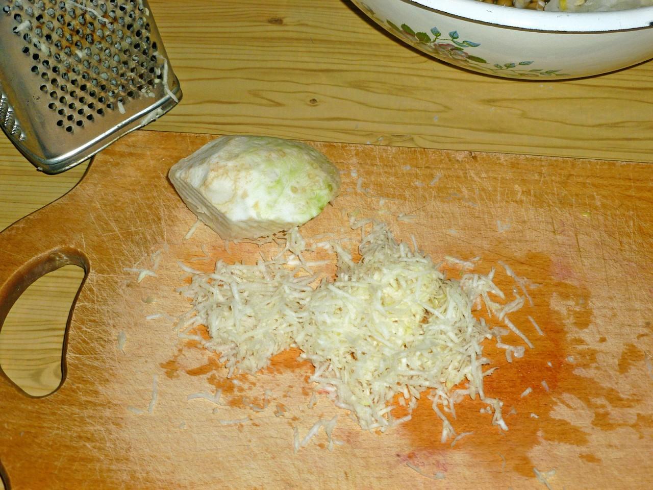 Шаг 5 приготовления Салат с пекинской капустой и куриной грудкой и сельдереем