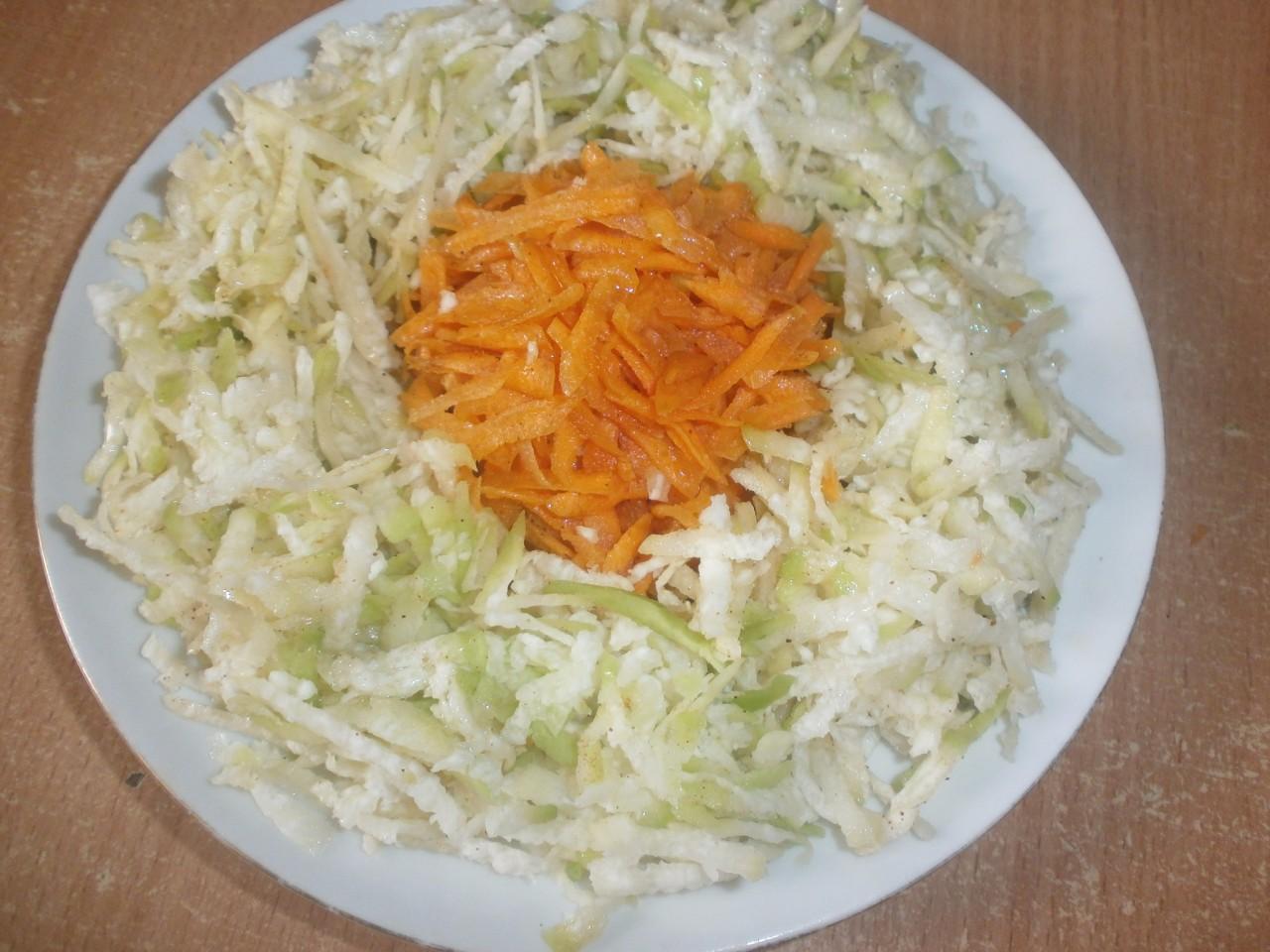 Обложка рецепта Салат из зеленой редьки с морковкой и смесью перцев