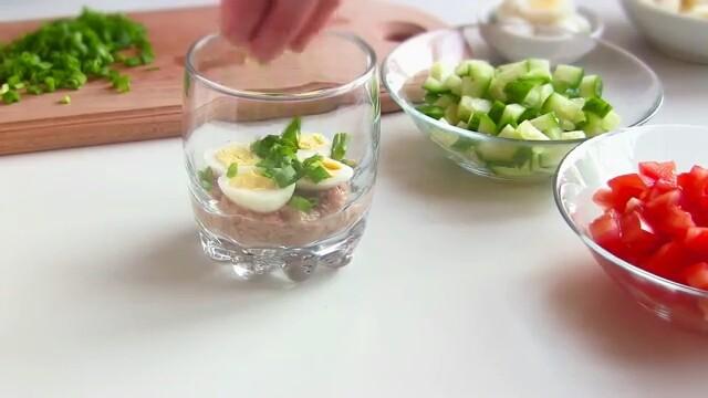 Шаг 2 приготовления Салат с тунцом помидорами огурцами сыром слоеный