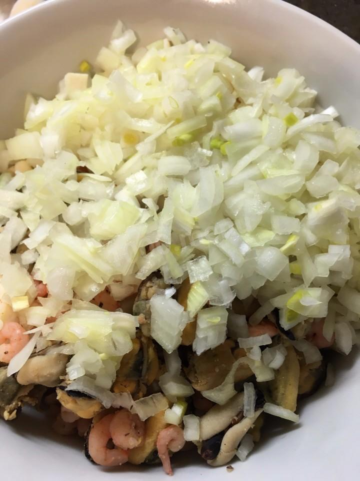 Шаг 2 приготовления Салат с морепродуктами постный