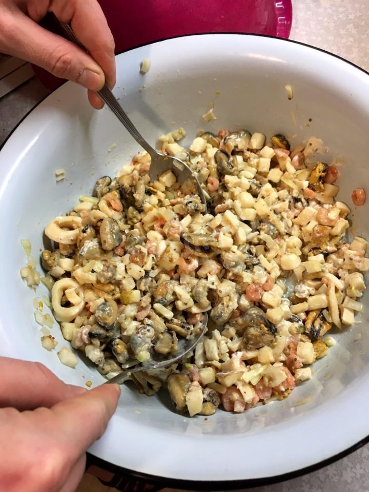 Шаг 4 приготовления Салат с морепродуктами постный