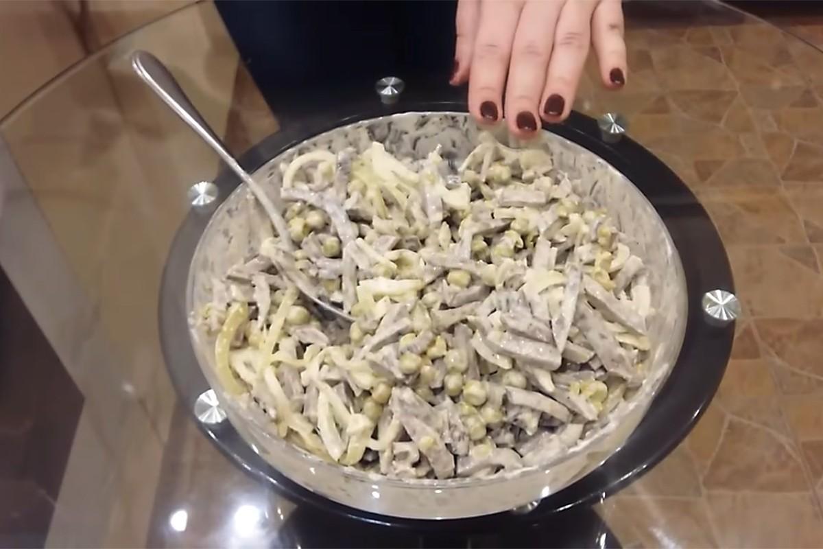 Шаг 10 приготовления Салат из свиного сердца с маринованным луком
