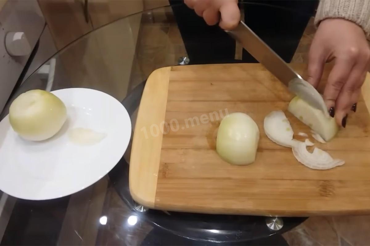 Шаг 2 приготовления Салат из свиного сердца с маринованным луком