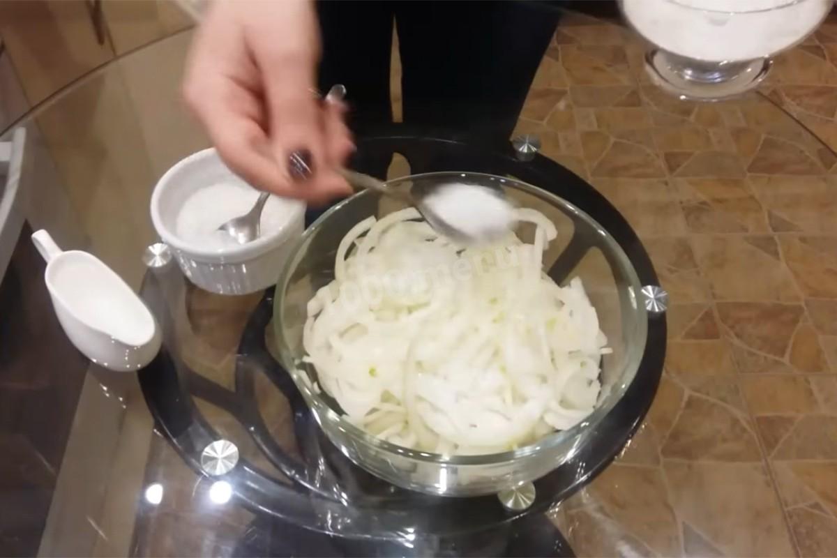 Шаг 3 приготовления Салат из свиного сердца с маринованным луком
