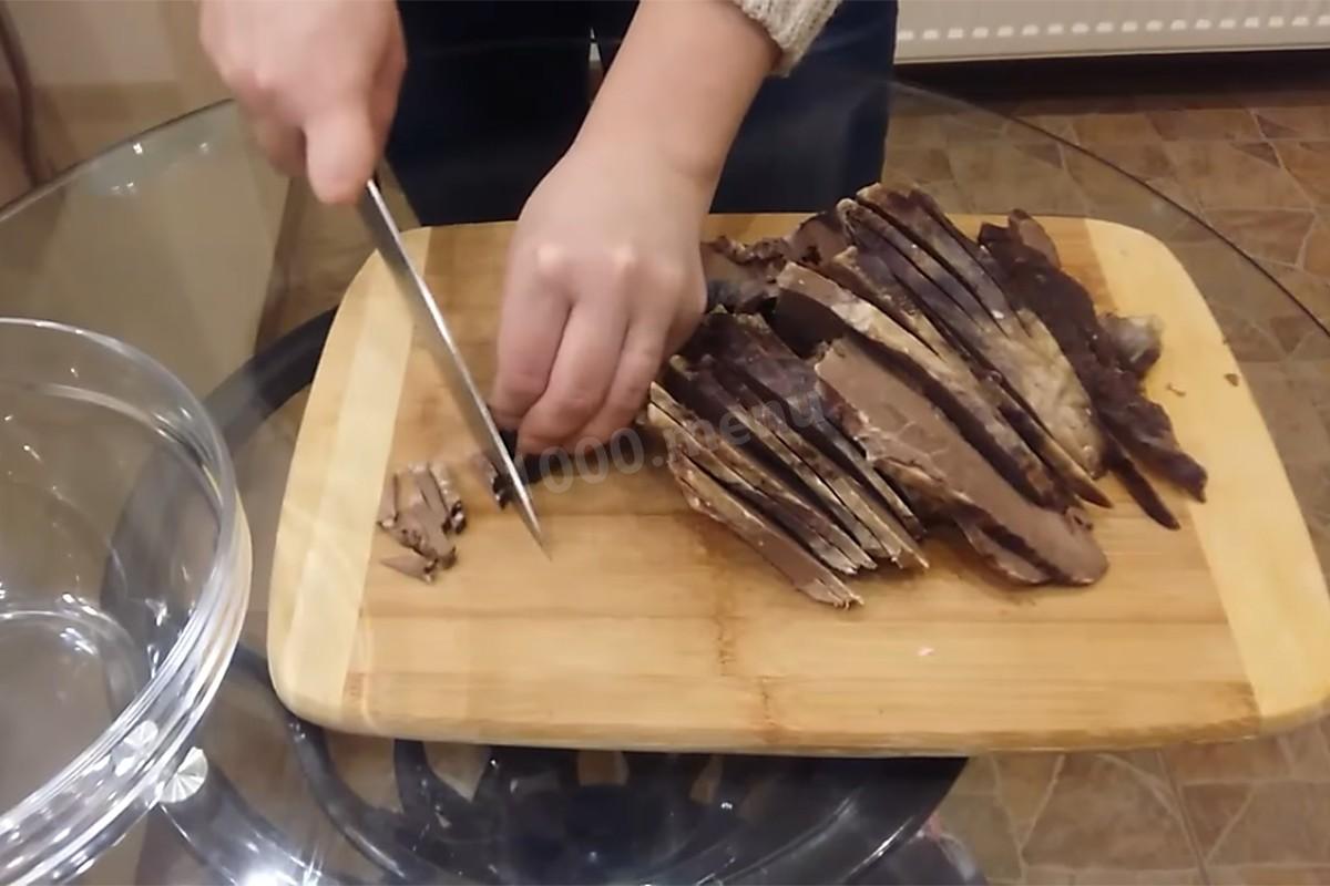 Шаг 6 приготовления Салат из свиного сердца с маринованным луком
