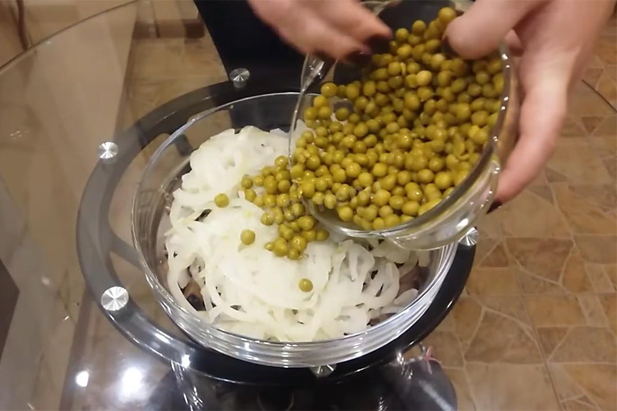 Шаг 8 приготовления Салат из свиного сердца с маринованным луком