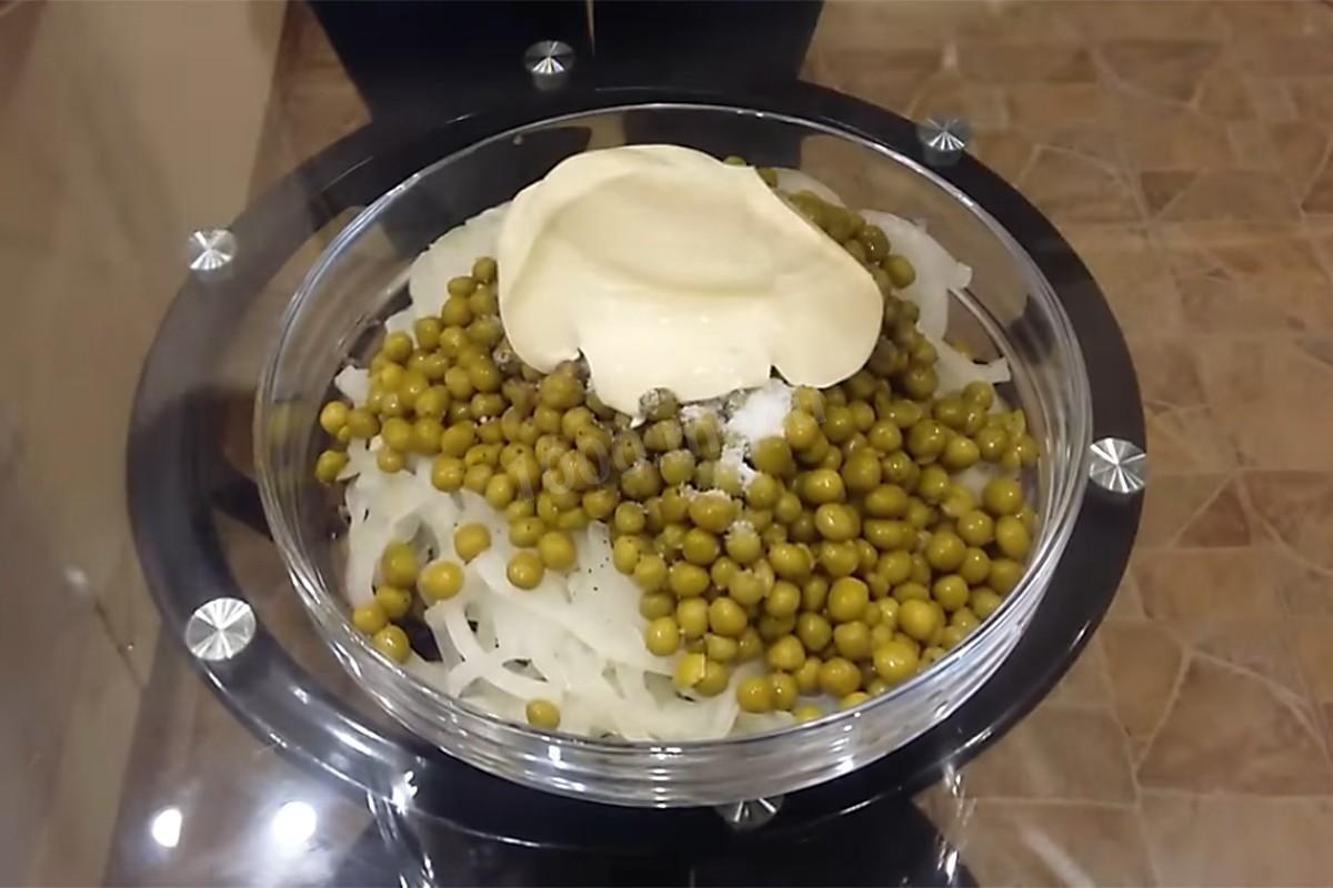Шаг 9 приготовления Салат из свиного сердца с маринованным луком