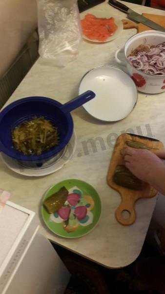 Шаг 2 приготовления Салат из говядины и солёных огурцов