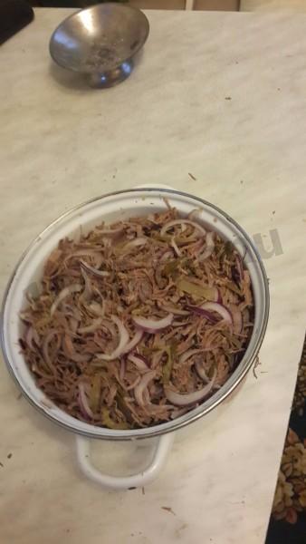 Шаг 7 приготовления Салат из говядины и солёных огурцов