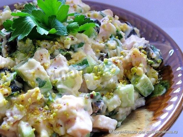Обложка рецепта Салат копченая курочка с черносливом и авокадо