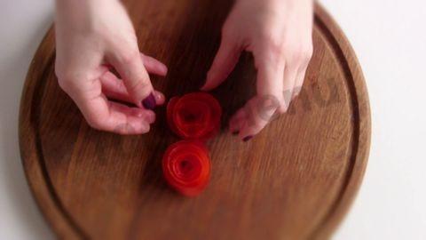 Шаг 16 приготовления Салат из крабовых палочек Крабовая слойка