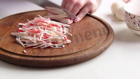 Шаг 6 приготовления Салат из крабовых палочек Крабовая слойка