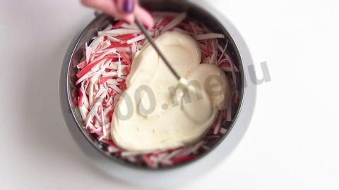 Шаг 8 приготовления Салат из крабовых палочек Крабовая слойка