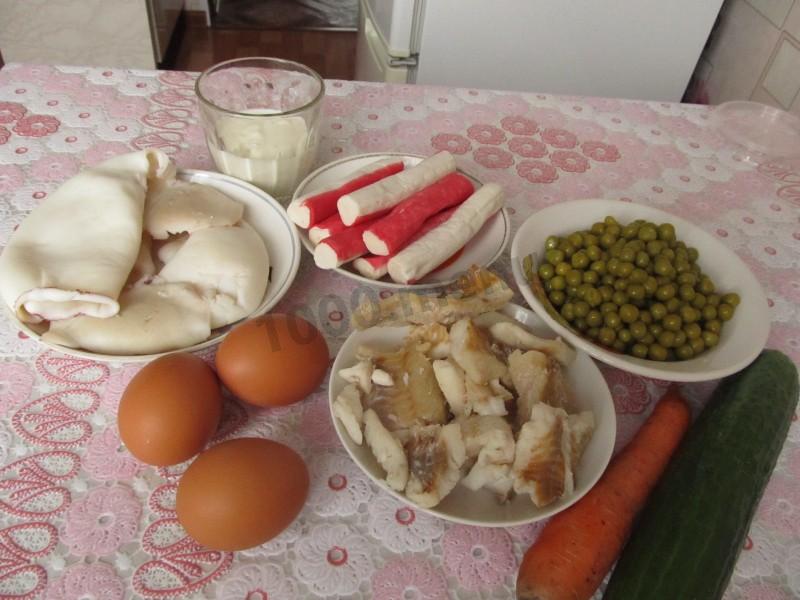 Шаг 1 приготовления Салат Морской с кальмарами и зеленым горошком
