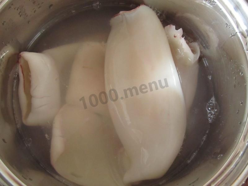 Шаг 2 приготовления Салат Морской с кальмарами и зеленым горошком