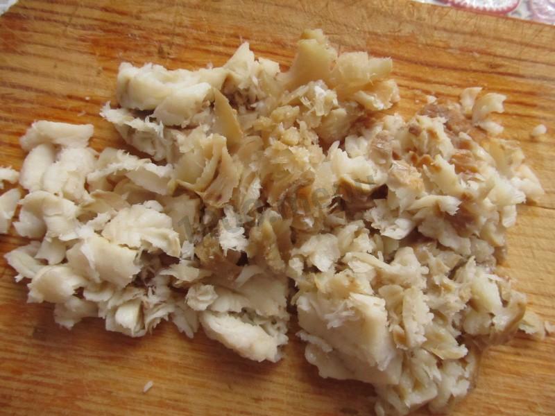 Шаг 4 приготовления Салат Морской с кальмарами и зеленым горошком